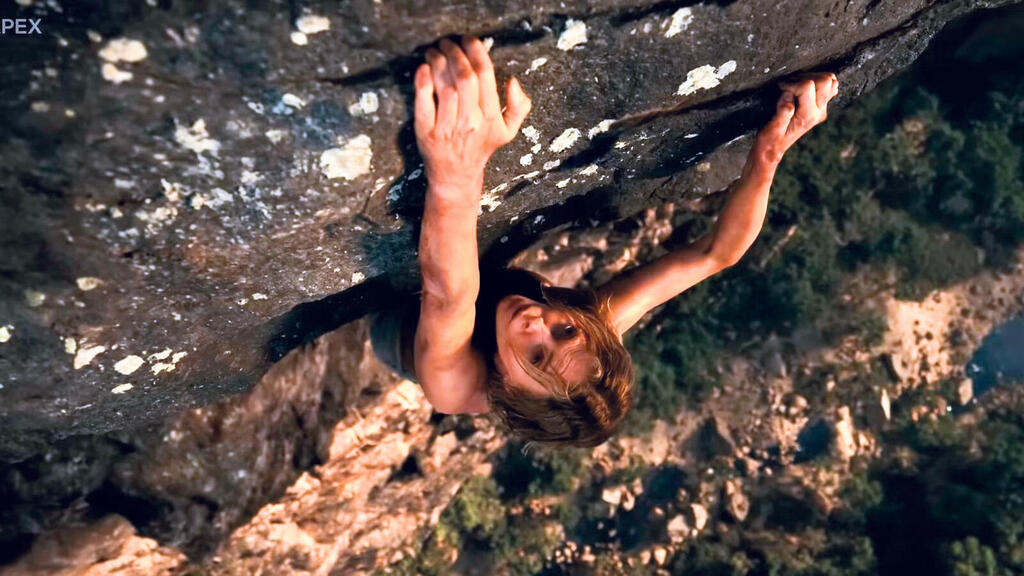 פנאי שרליז ת'רון ב Apex