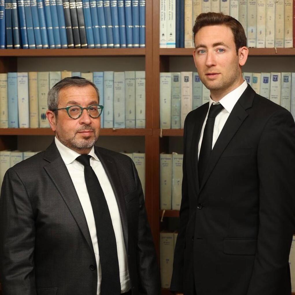 עורכי הדין ישראל זיסקינד (מימין) ומשה אוסדיטשר