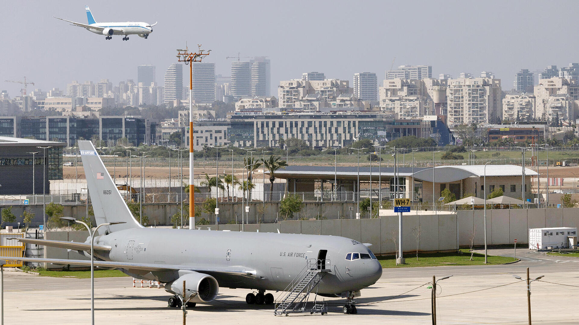 מטוסי צבא ארה"ב KC-46 מטוס תדלוק אווירי של חברת בואינג חונים בנתב"ג