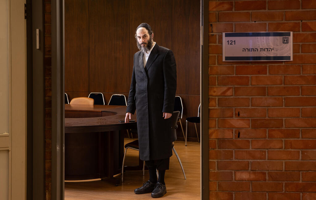 בבצ'יק. לפי כתב החשדות, הוא "ביצע מעשים של מרמה והפרת אמונים הפוגעים מהותית בתקינות פעולות המינהל, בטוהר המידות של עובד ציבור ובאמון הציבור"