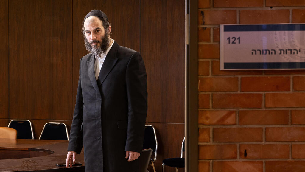 בבצ'יק. לפי כתב החשדות, הוא "ביצע מעשים של מרמה והפרת אמונים הפוגעים מהותית בתקינות פעולות המינהל, בטוהר המידות של עובד ציבור ובאמון הציבור"