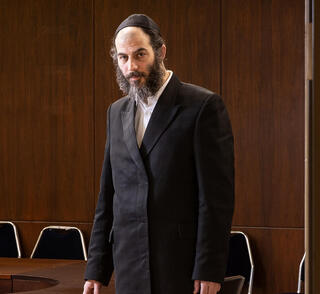 בבצ'יק. לפי כתב החשדות, הוא "ביצע מעשים של מרמה והפרת אמונים הפוגעים מהותית בתקינות פעולות המינהל, בטוהר המידות של עובד ציבור ובאמון הציבור"