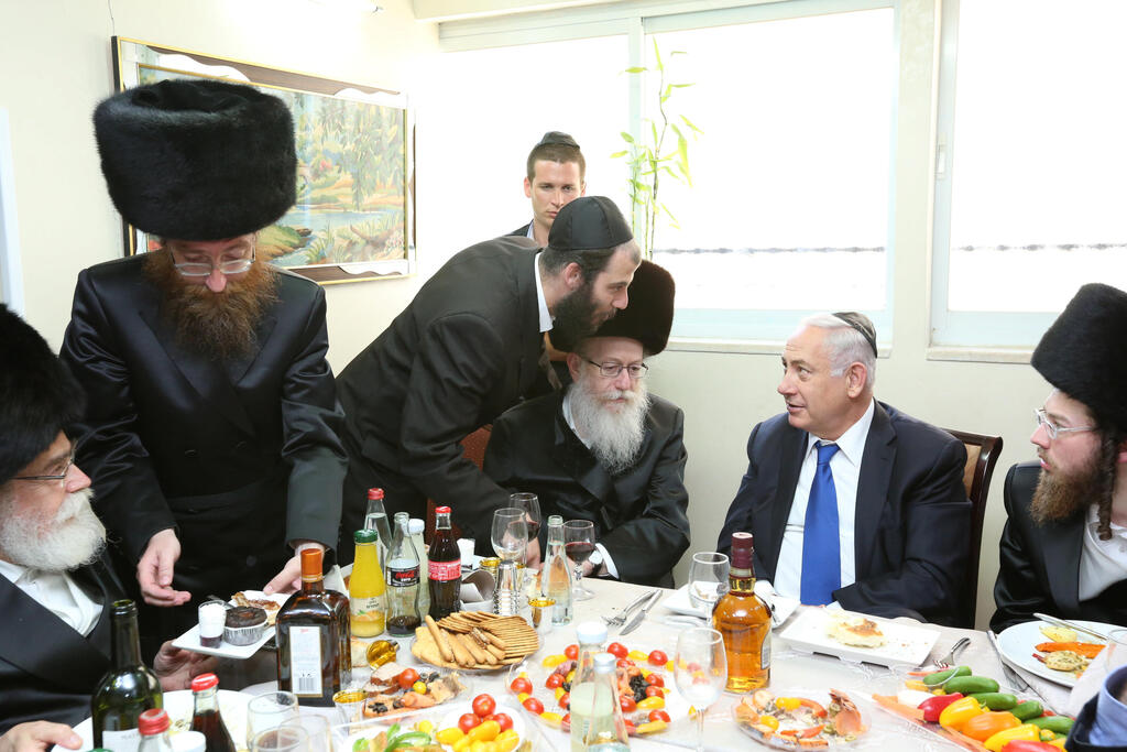 ראש הממשלה בנימין נתניהו מדבר עם בבצ'יק באירוע של ליצמן, ירושלים, 2021 . בבצ'יק, שזכה לכינוי "הרמטכ"ל" בקרב בכירי האוצר, נהנה להשוויץ בכוחו