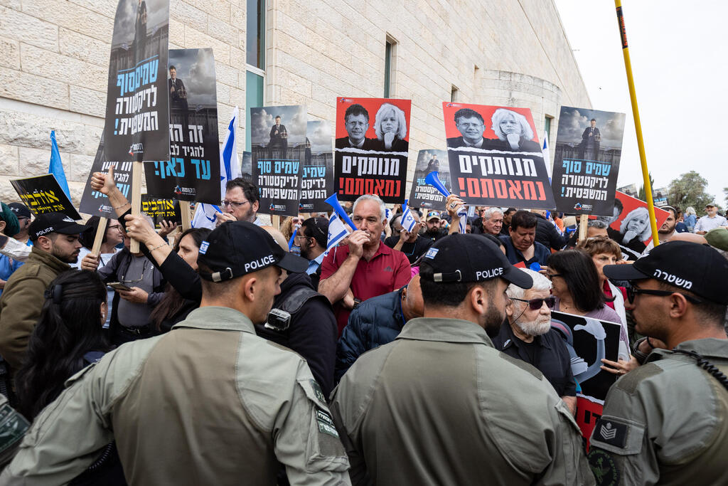 הפגנה נגד הדיון בבג"ץ על פיטורי השר בן גביר בשבוע שעבר, ירושלים. "בג"ץ לא יצליח לייצר דמוקרטיה בכוח, בפרט כשבציבור סבורים שהוא מעורב מדי בהחלטות מדיניות"