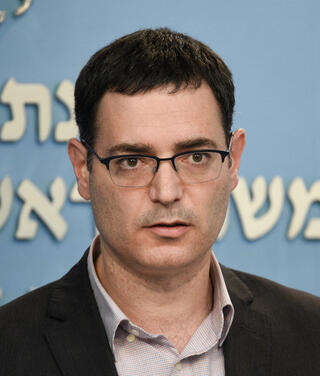 בר סימן טוב. "אתה רואה שאני קצת מכווץ בכיסא", אמר לחוקר