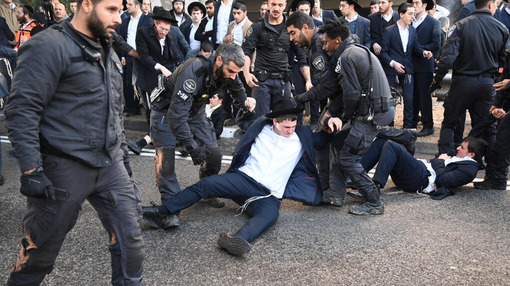 הפגנה נגד גיוס חרדים. הקואליציה נסחטה לתמוך בהצעה (צילום: יאיר שגיא) כביש 4 הפגנה נגד גיוס חרדים ל צה"ל