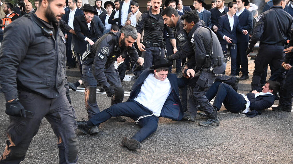 הפגנה של חרדים נגד גיוסם לצה"ל (צילום: יאיר שגיא) כביש 4 הפגנה נגד גיוס חרדים ל צה"ל