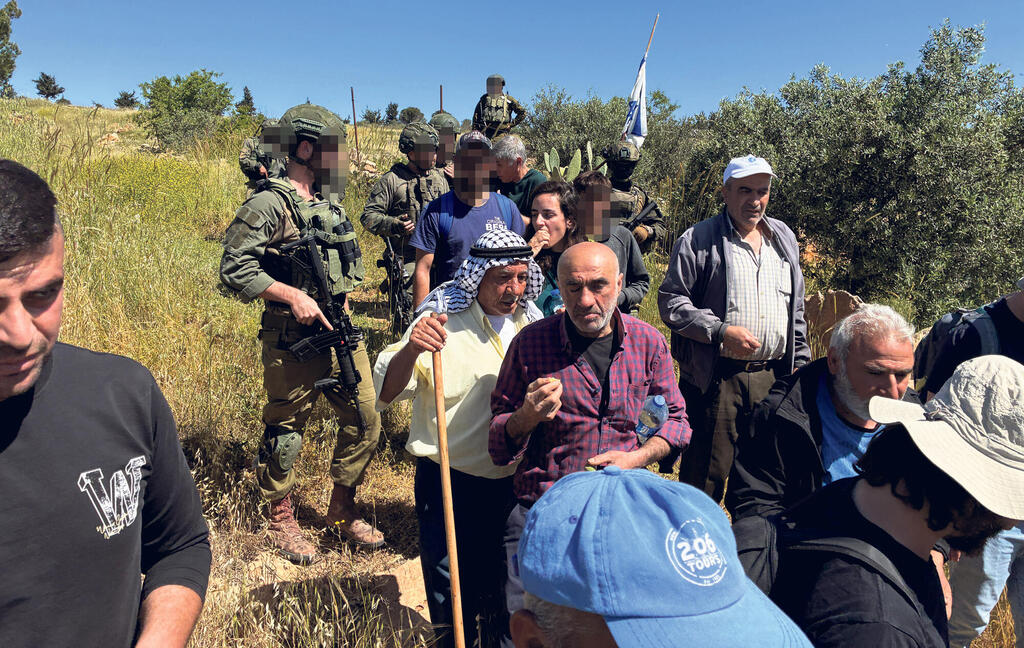הפעילים מסולקים מהמטע של טובאסי, ביום שישי שעבר. כשמתנחל צעק על אחד השוטרים "בשלב הזה היו אמורים להיות לך כבר לפחות שלושה עצורים", השוטר עצר חמישה