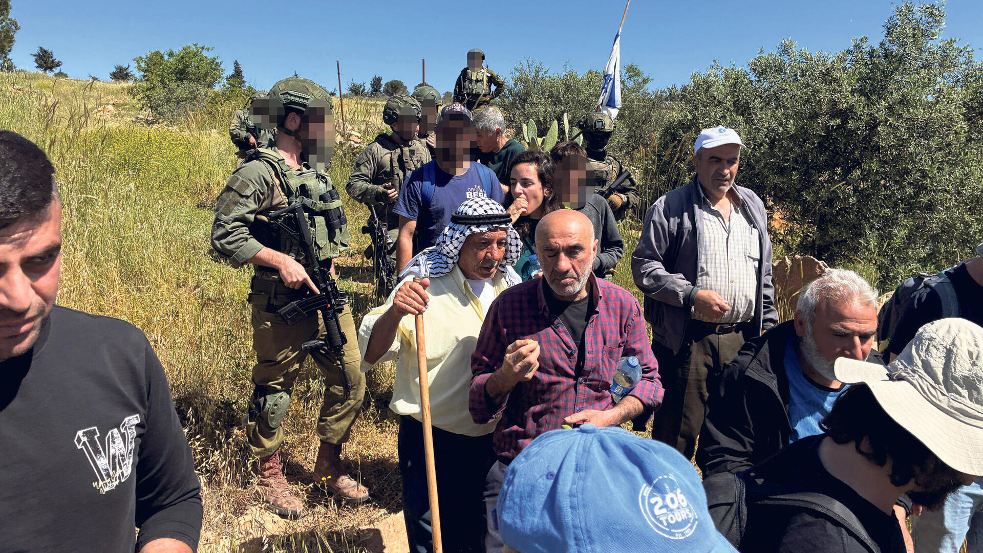 הפעילים מסולקים מהמטע של טובאסי, ביום שישי שעבר. כשמתנחל צעק על אחד השוטרים "בשלב הזה היו אמורים להיות לך כבר לפחות שלושה עצורים", השוטר עצר חמישה