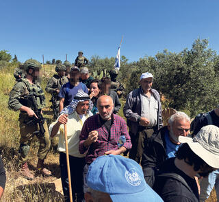 הפעילים מסולקים מהמטע של טובאסי, ביום שישי שעבר. כשמתנחל צעק על אחד השוטרים "בשלב הזה היו אמורים להיות לך כבר לפחות שלושה עצורים", השוטר עצר חמישה