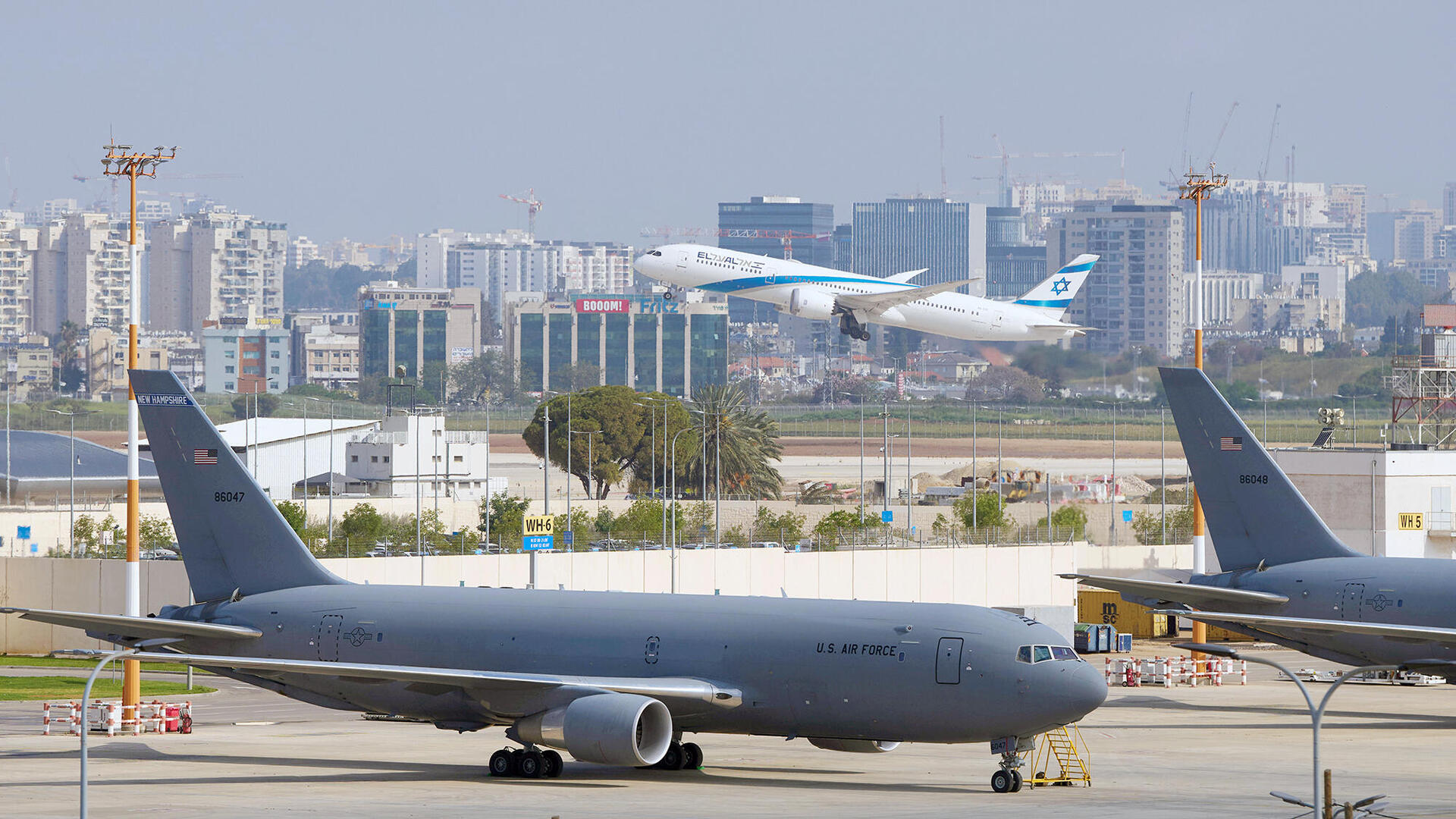 מטוסים של צבא ארה"ב KC-46 מטוס תדלוק אווירי של חברת בואינג חונים בנתב"ג