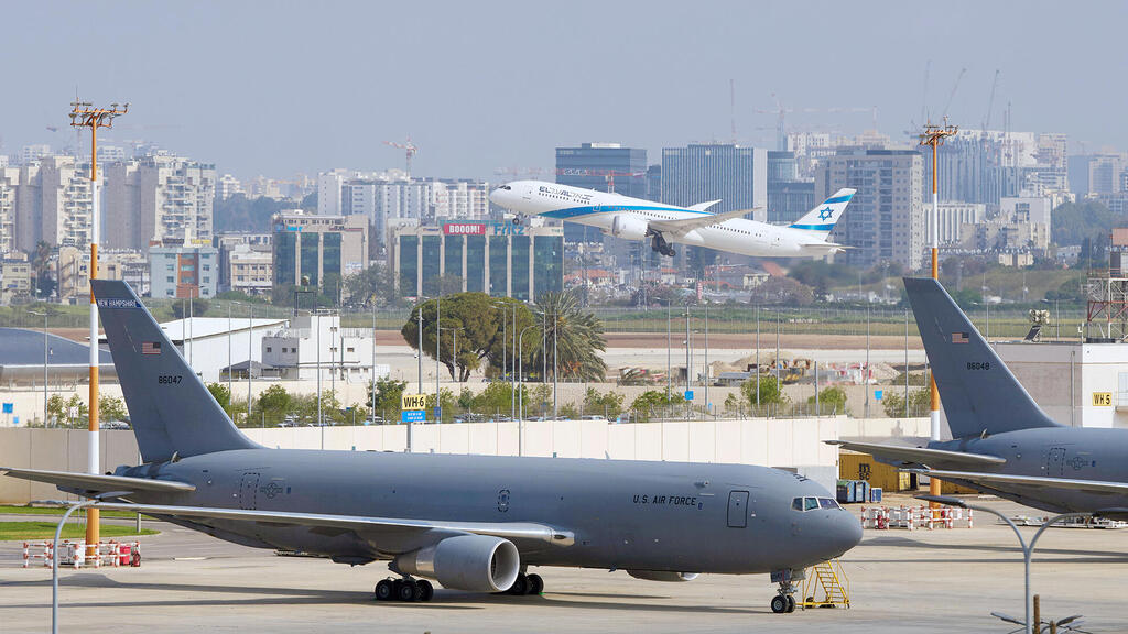 מתדלק אמריקאי בנתב"ג (צילום: Ohad Zwigenberg/AP) מטוסים של צבא ארה"ב KC-46 מטוס תדלוק אווירי של חברת בואינג חונים בנתב"ג