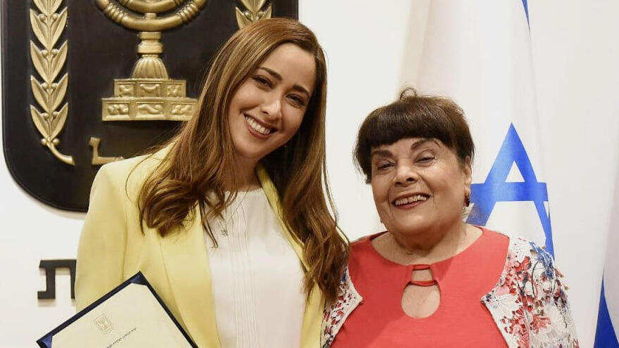 מימין רימונה גולן אמא של מאי גולן מאי גולן ה שרה ל שיוויון חברתי ו קידום מעמד ה אישה