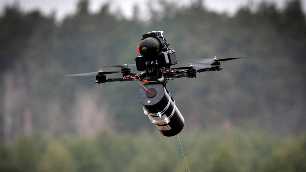 רחפן מופעל בסיב אופטי (צילום: Efrem Lukatsky/AP) רחפן מופעל בסיב אופטי. "גם אם הפתרון שלנו יעבוד הוא צריך להיות כלכלי כדי שירכשו אותו, אבל אני חושב שבתוך שנה יהיה פתרון לבעיה הזאת"