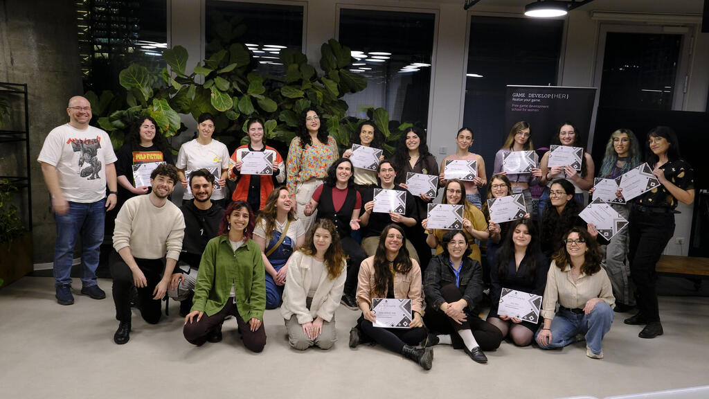 מסיבת סיום מחזור 6 של XX GameDevelop{Her} איפה ומתי? XXX . "יש לנו 200 פונות בכל קורס. היתה לנו אפילו סבתא אחת שבאה כדי לפתח משחק לנכדים"