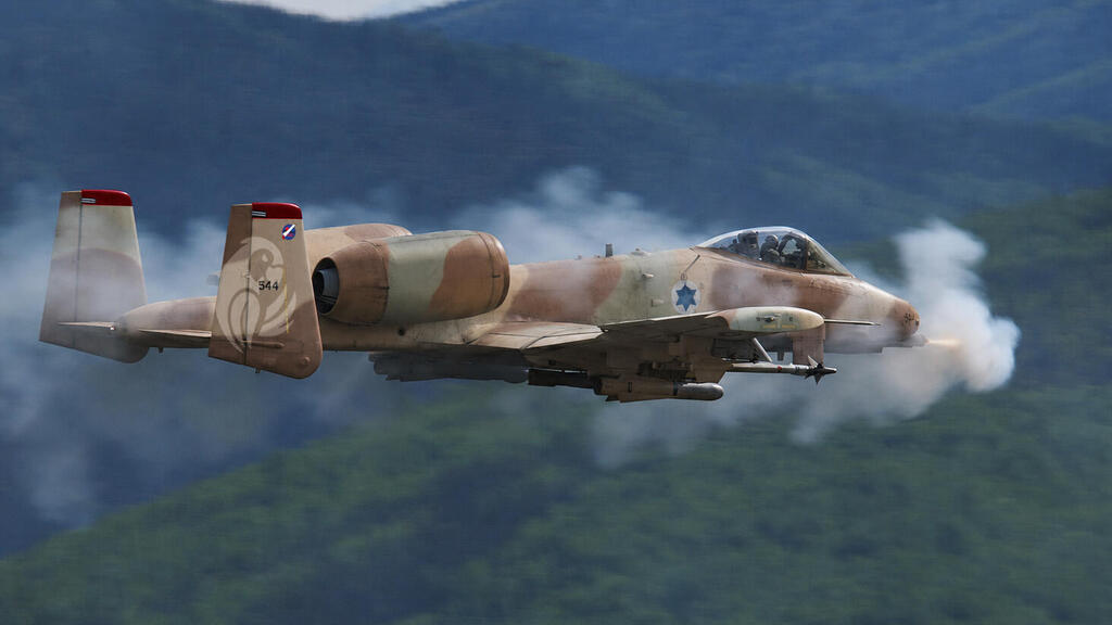 A10 בצביעה ישראלית וכן, זו טייסת התוכי המנפץ. האם טעיתי לגביו? (צילום: USAF, התמונה עובדה באמצעות AI) הקברניט A10 מטוס תקיפה 2