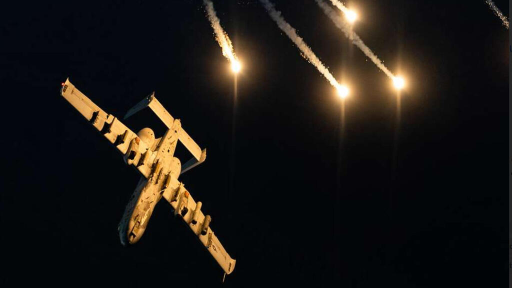 מטוס A10 שובר ומפזר נורים (צילום: USAF) הקברניט A10 מטוס תקיפה 7
