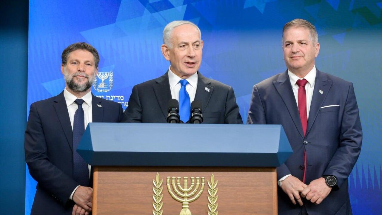 שר החינוך יואב קיש ראש הממשלה בנימין נתניהו ו שר האוצר בצלאל סמוטריץ' ב מסיבת עיתונאים להצגת מתווה החופש הגדול 13.5.26