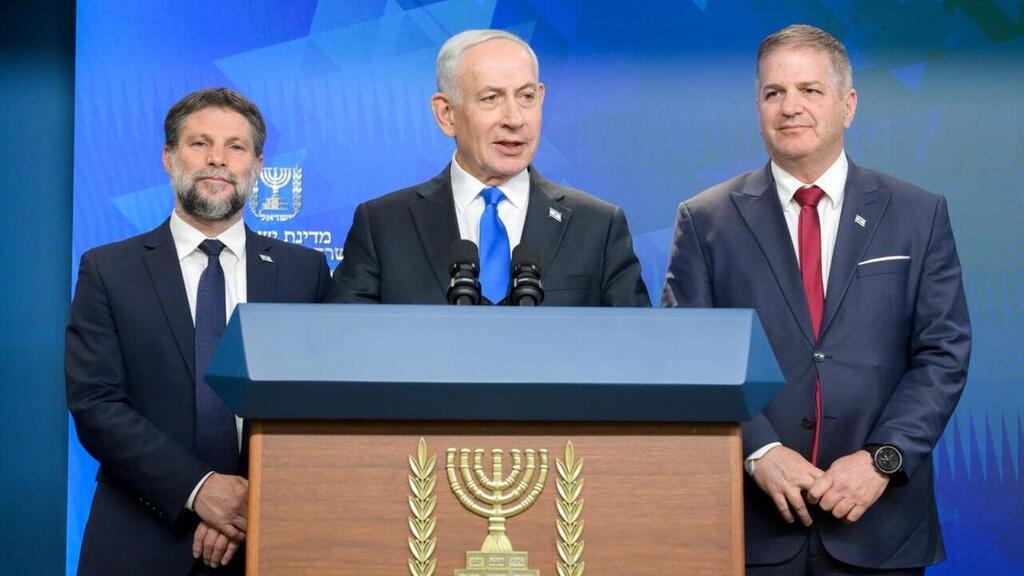 שר החינוך יואב קיש ראש הממשלה בנימין נתניהו ו שר האוצר בצלאל סמוטריץ' ב מסיבת עיתונאים להצגת מתווה החופש הגדול 13.5.26