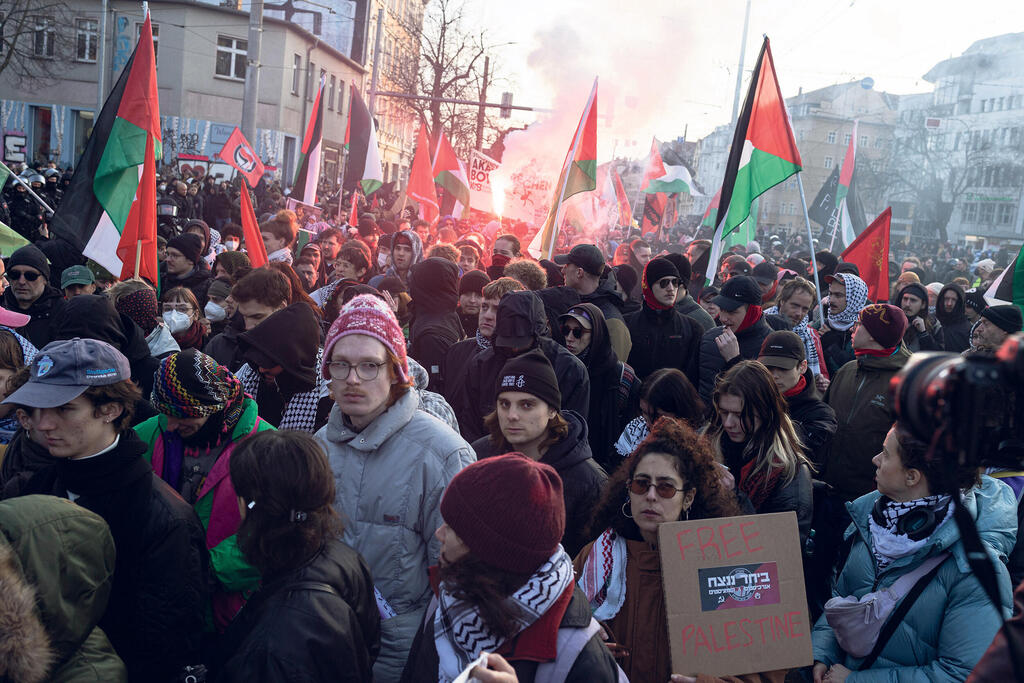 A protest against Israel. A buyer in Europe would rather forgo a product from Israel than get entangled with bans and restrictions. (Photo: Reuters) הפגנה נגד ישראל ב לייפציג גרמניה
