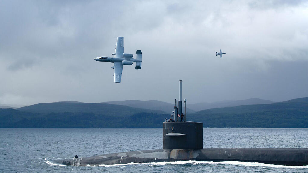 מטוסי A10 בתרגיל עם צוללת תקיפה (צילום: USN) הקברניט A10 מטוס תקיפה 4