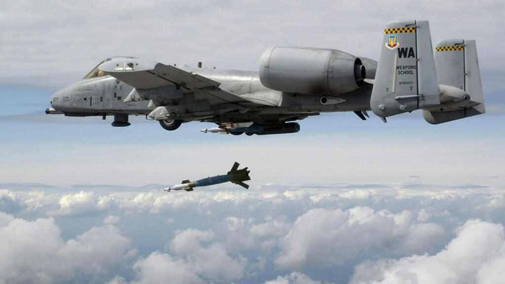 A10 מטיל פצצה מונחית לייזר (צילום: USAF) הקברניט A10 מטוס תקיפה 6