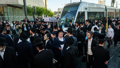 מריחים בחירות: הקואליציה תחלק מאות מיליוני שקלים למוסדות חרדיים, למשרד הדתות ולכותל