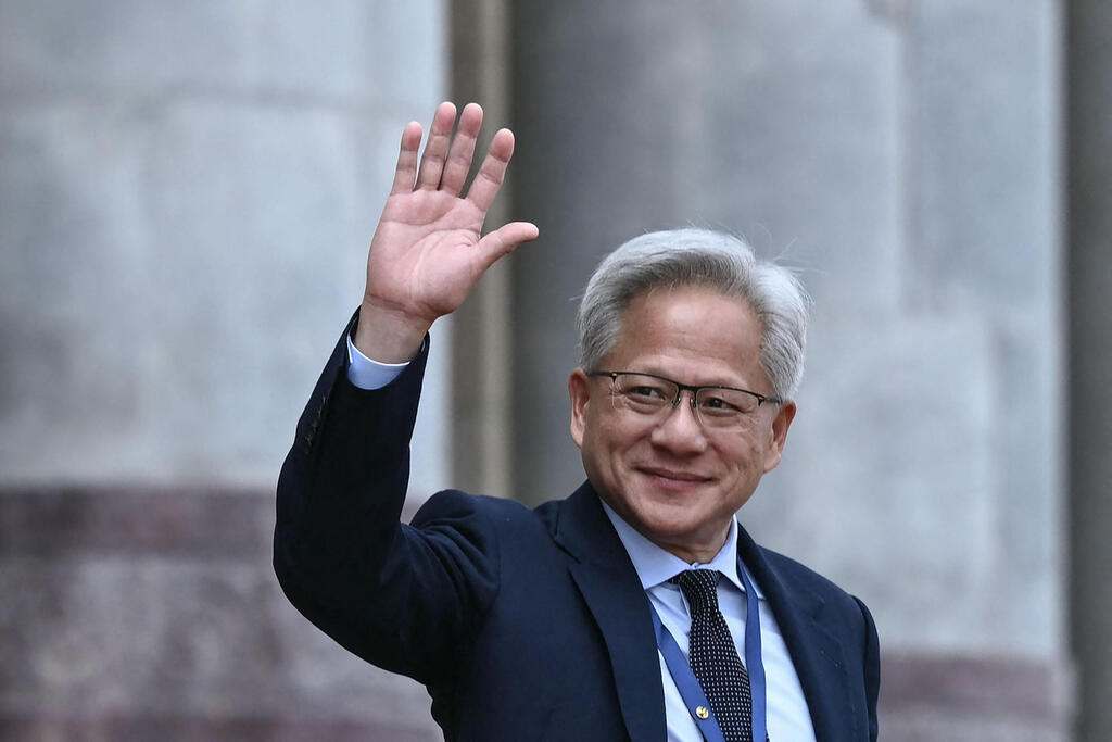 Jensen Huang. (Photo: Brendan SMIALOWSKI / AFP) מייסד ומנכ"ל אנבידיה ג'נסן הואנג בקבלת הפנים לטראמפ בבייג'ינג