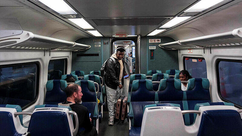 קרון של חברת הרכבות של לונג איילנד. העובדים שובתים ודורשים תוספת שכר