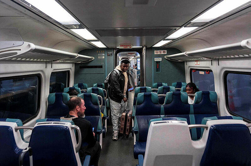 קרון של חברת הרכבות של לונג איילנד. העובדים שובתים ודורשים תוספת שכר