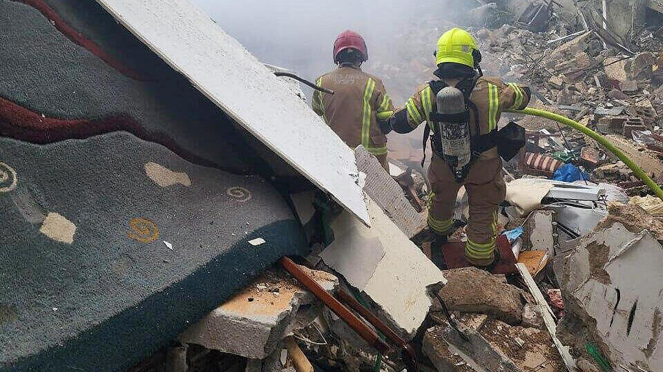 הרס בחיפה בעקבות נפיל טיל (צילום: כבאות והצלה) חיפה פגיעה ישירה מבנה בניין נפילה ירי שיגור איראן נזקים הריסות אש עשן