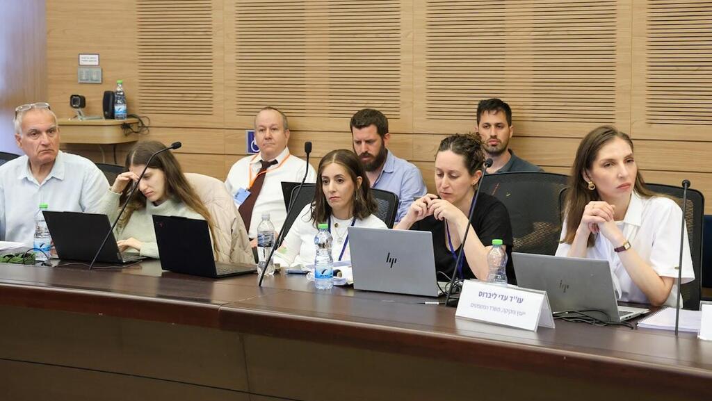 דיון ב ועדת התקשורת על חוק השידורים 17.5.26 עו"ד עדי ליברוס מימין