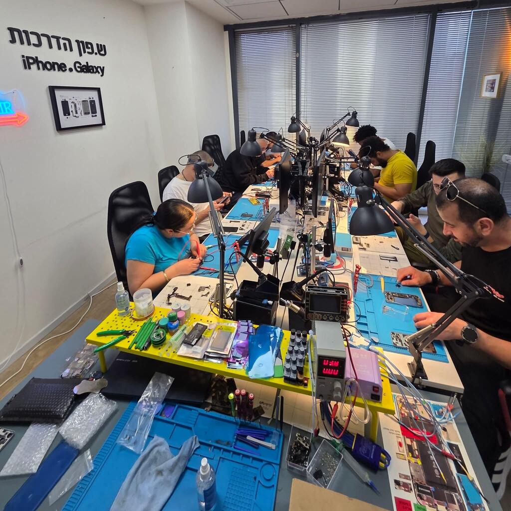 קורס טכנאי סלולר: המקצוע שלא נעלם בעידן ה‑AI, הרכב החשמלי והמשבר בהייטק
