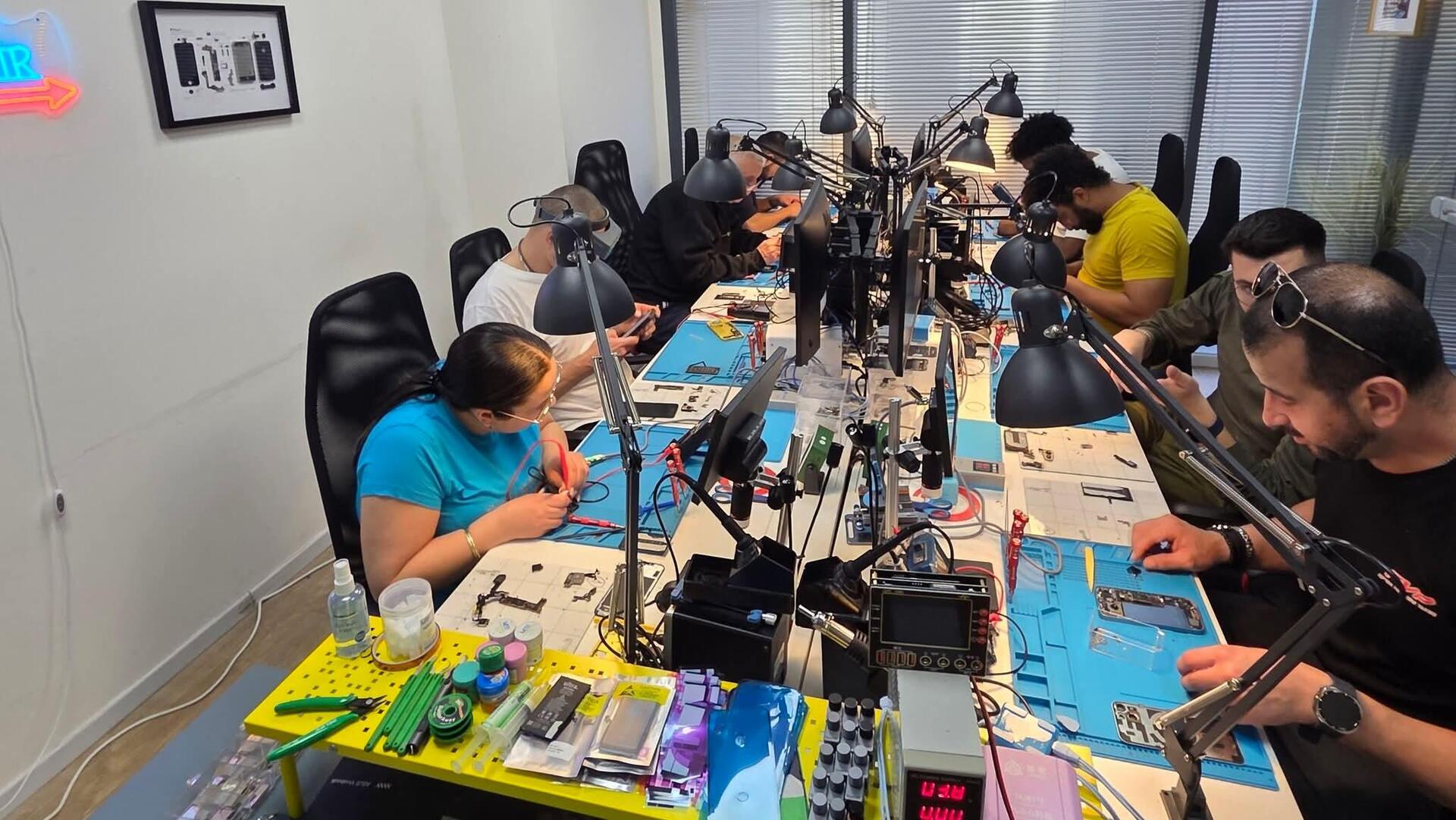 קורס טכנאי סלולר: המקצוע שלא נעלם בעידן ה‑AI, הרכב החשמלי והמשבר בהייטק