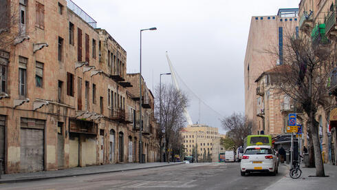 בגלל  דו"ח תנועה: העירייה הטילה עיקול על חשבון זוג שטיל פגע בדירתו ותפצה באלפי שקלים