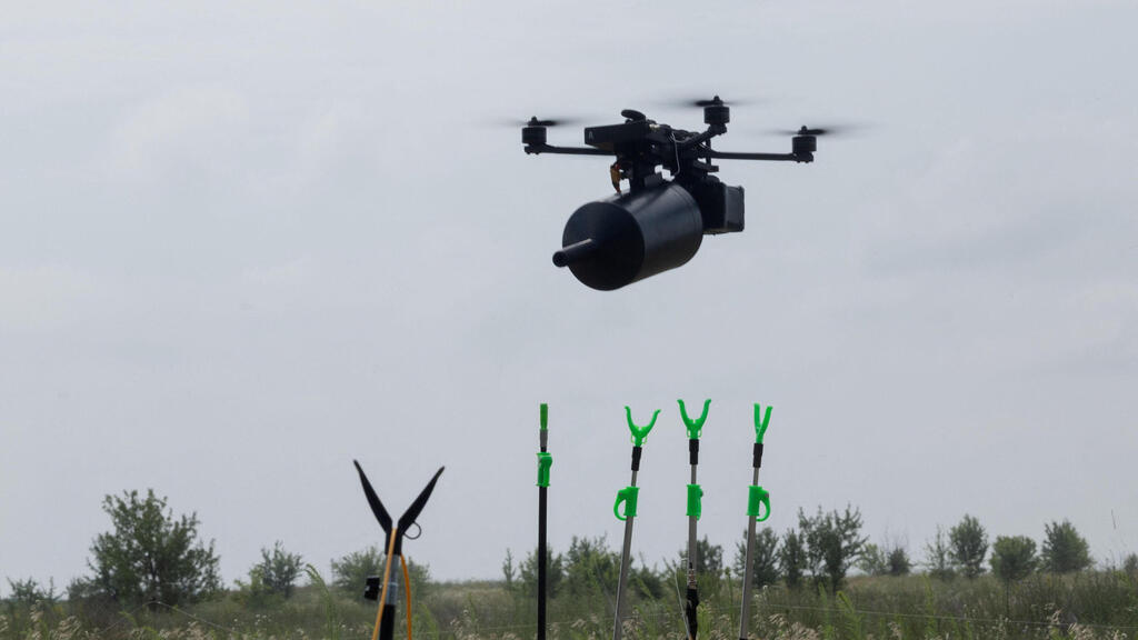 רחפן FPV חג באוקראינה, 2025. בכירים בצבא מעריכים כי רחפני FPV אחראים ל־70%–80% מההרג במלחמה נגד רוסיה