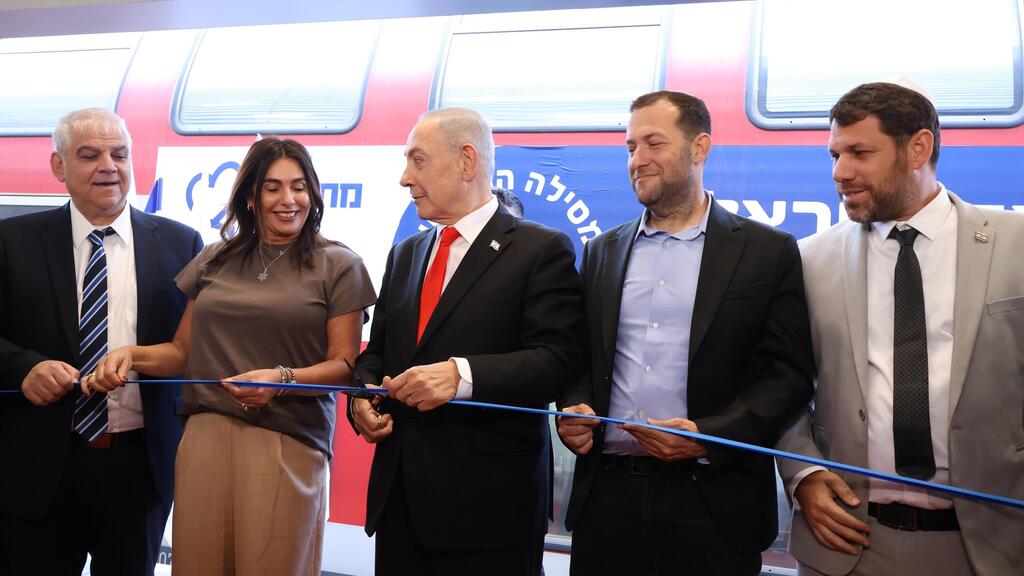 נתניהו ורגב (במרכז), בטקס חניכת המסילה המזרחית. אירוע בעלות של יותר מ־100 אלף שקל (צילום: נתיבי ישראל) טקס חניכת המסילה המזרחית מימין מנכ"ל משרד התחבורה משה בן זקן ראש המועצה האזורית שומרון יוסי דגן ראש הממשלה בנימין נתניהו שרת התחבורה מירי רגב יו"ר רכבת ישראל משה שמעוני 19.5.26