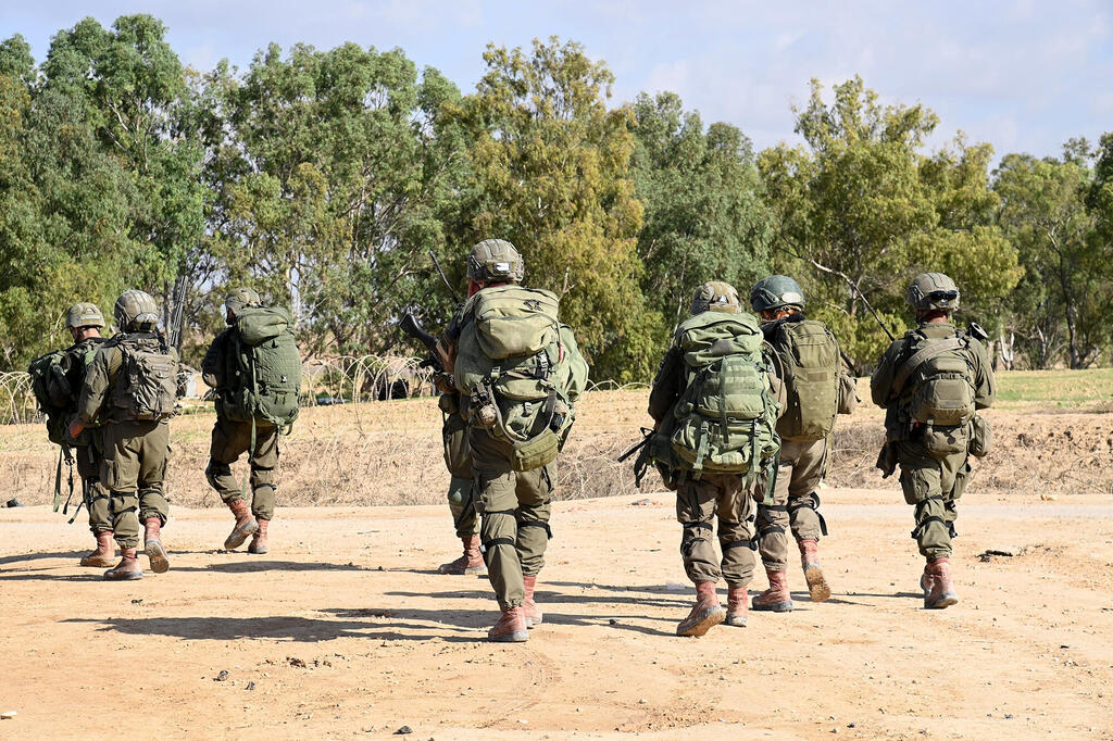 חיילי צה"ל בלבנון. כל החזיתות שנותרו פתוחות מחייבות היערכות צבאית לסבבי לחימה נוספים ותכופים (צילום: הרצל יוסף) חיילים לוחמים של כוחות של חטיבת הנחל גדוד 932 בכניסה לרצועת עזה