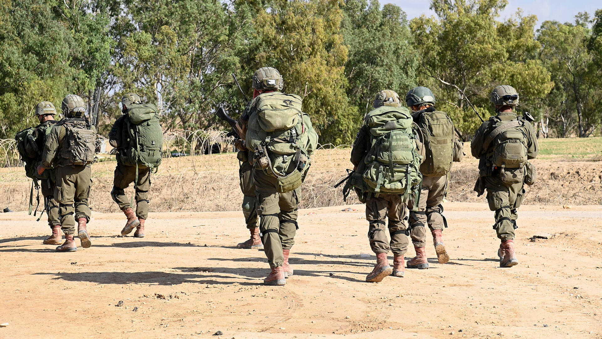 חיילים לוחמים של כוחות של חטיבת הנחל גדוד 932 בכניסה לרצועת עזה