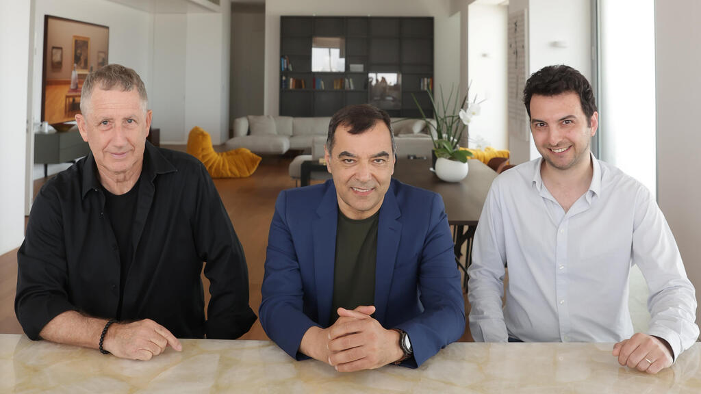 מימין אורי גושן אמנון שעשוע יואב שוהם מייסדי AI21