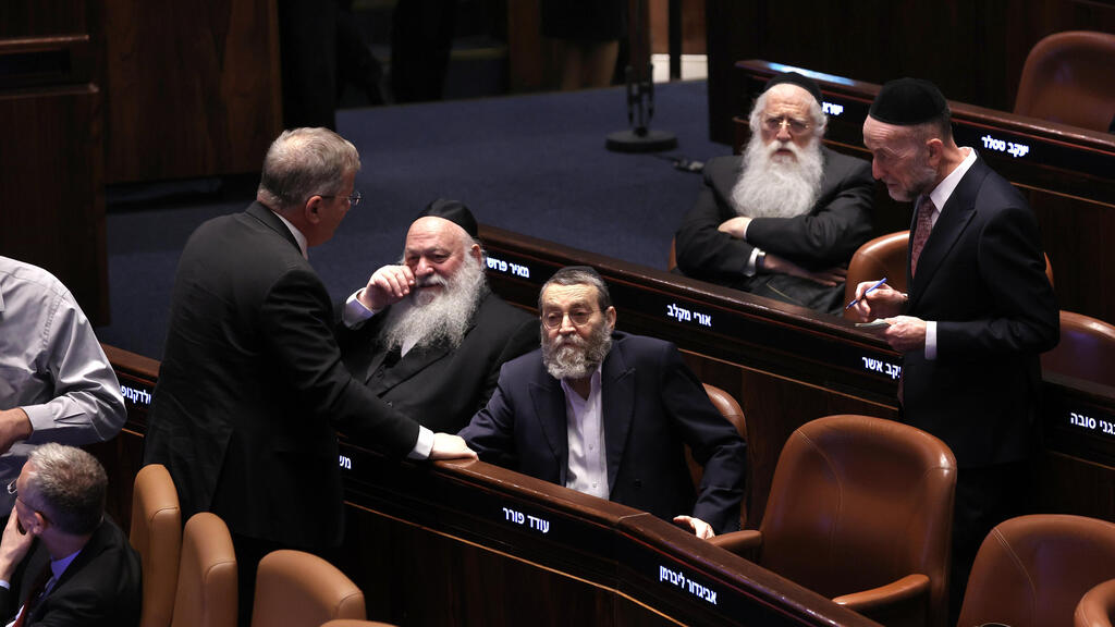 שר החינוך יואב קיש עם הח"כים החרדים במליאת הכנסת, היום (צילום: אלכס קולומויסקי) הצבעה על פיזור הכנסת 20.5.26 מליאת הכנסת