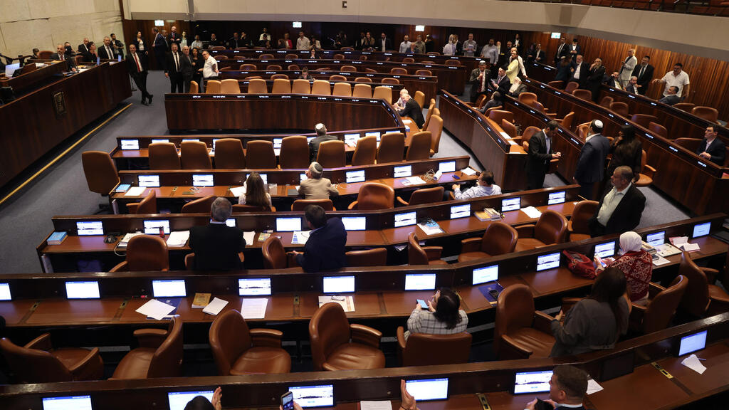 מליאת הכנסת. העבודה תצומצם למינימום ההכרחי (צילום: אלכס קולומויסקי) הצבעה על פיזור הכנסת 20.5.26 מליאת הכנסת