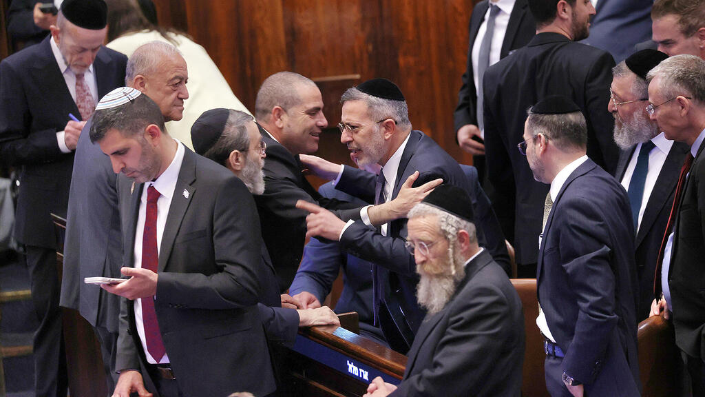 ההצבעה על פיזור הכנסת בקריאה טרומית, ברביעי שעבר. אין עדיין תאריך לבחירות (צילום: אלכס קולומויסקי) חברי ה קואליציה ב מליאת הכנסת הצבעה על פיזור הכנסת בקריאה טרומית