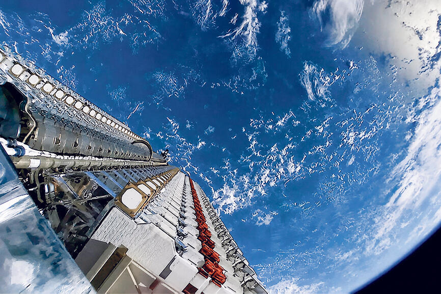 Starlink satellite in space. (Photo: Starlink) Starlink לווינים של סטארלינק לוויני תקשורת של אלון מאסק