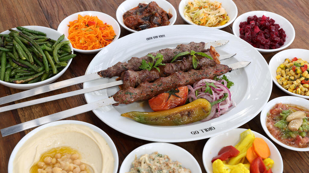 שיפודים וסלטים בגריל 65. לא מפספסים אף קליינט (צילום: אלעד גרשגורן) מנות במסעדת בשרים גריל 65 מחנה 80 פרדס חנה כרכור פנאי