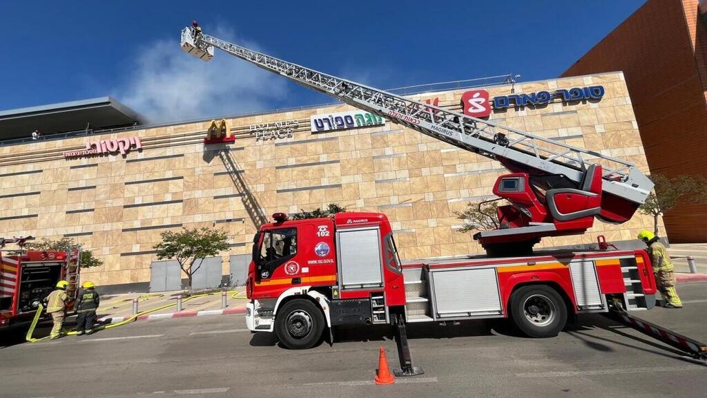 שריפה על גג קניון שבעת הכוכבים בהרצליה (צילום: דוברות כבאות והצלה) שריפה על גג קניון שבעת הכוכבים ב הרצליה