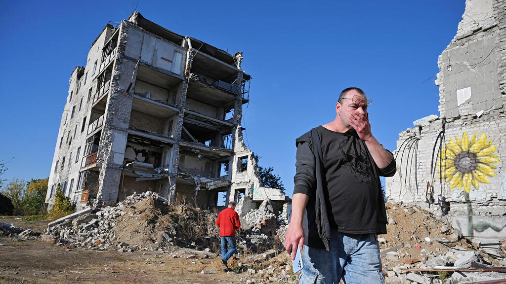 ניקולא, תומך פוטין, ליד בניין שהופגז באוקראינה. "בעולם המידע שלנו אפשר לשקר בלי בעיה" (צילום: Stanislav Krupar / Punk Film) איבו ניקולא תומך פוטין ליד בניין שהופגז באוקראינה מתוך הסרט Change My Min פנאי