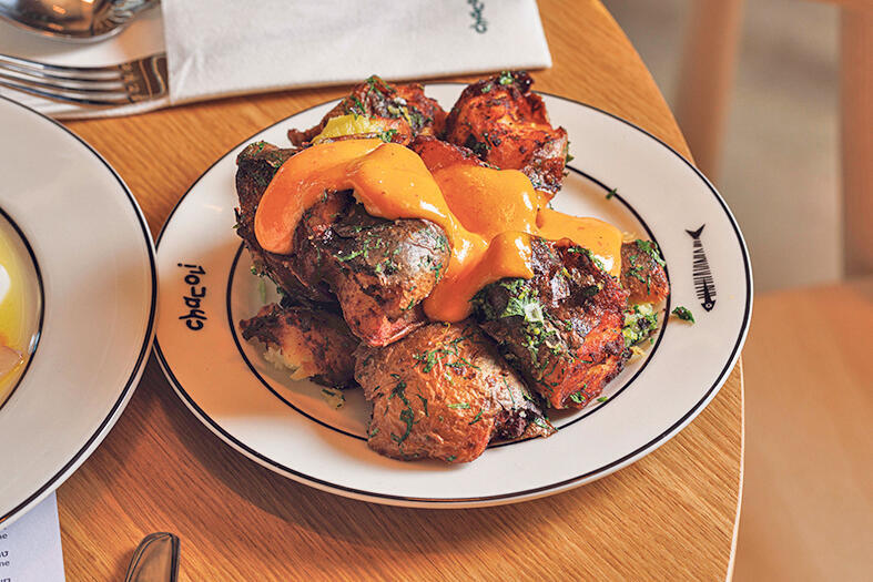 פטאטס בראווס (תפוחי אדמה מטוגנים בסגנון ספרדי). אוכל מקורי ויצירתי (צילום: חיים יוסף) פנאי מסעדת צאקולי מנה