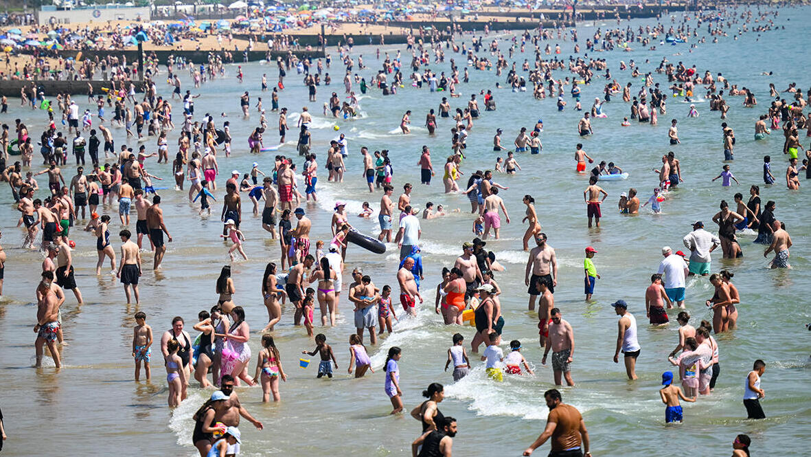 פוטו גל חום באירופה חוף Bournemouth אנגליה 