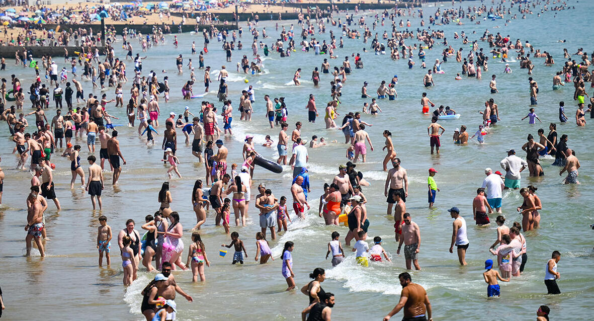 צילום: Getty Images/ Finnbarr Webster פוטו גל חום באירופה חוף Bournemouth אנגליה